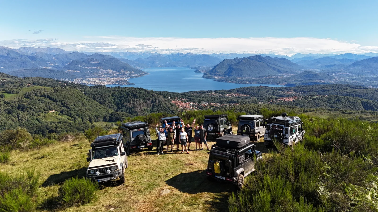 Overlanding Community mit Fahrzeugen auf Tour